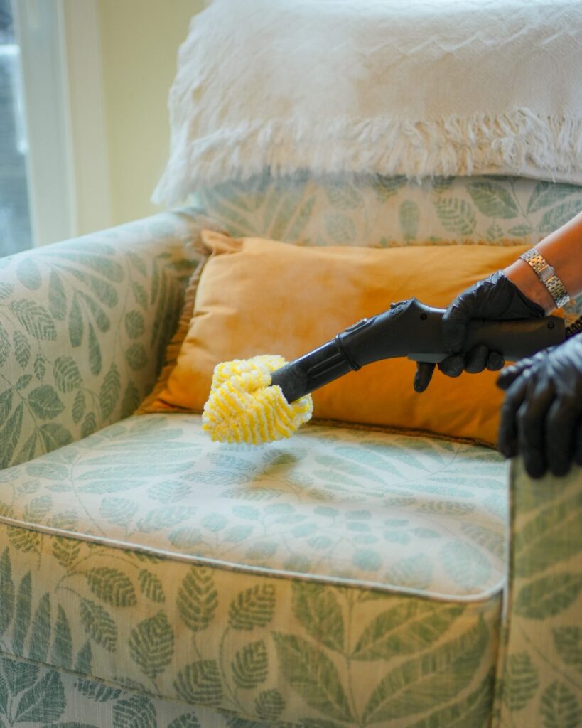 Limpieza a vapor de un sillón
