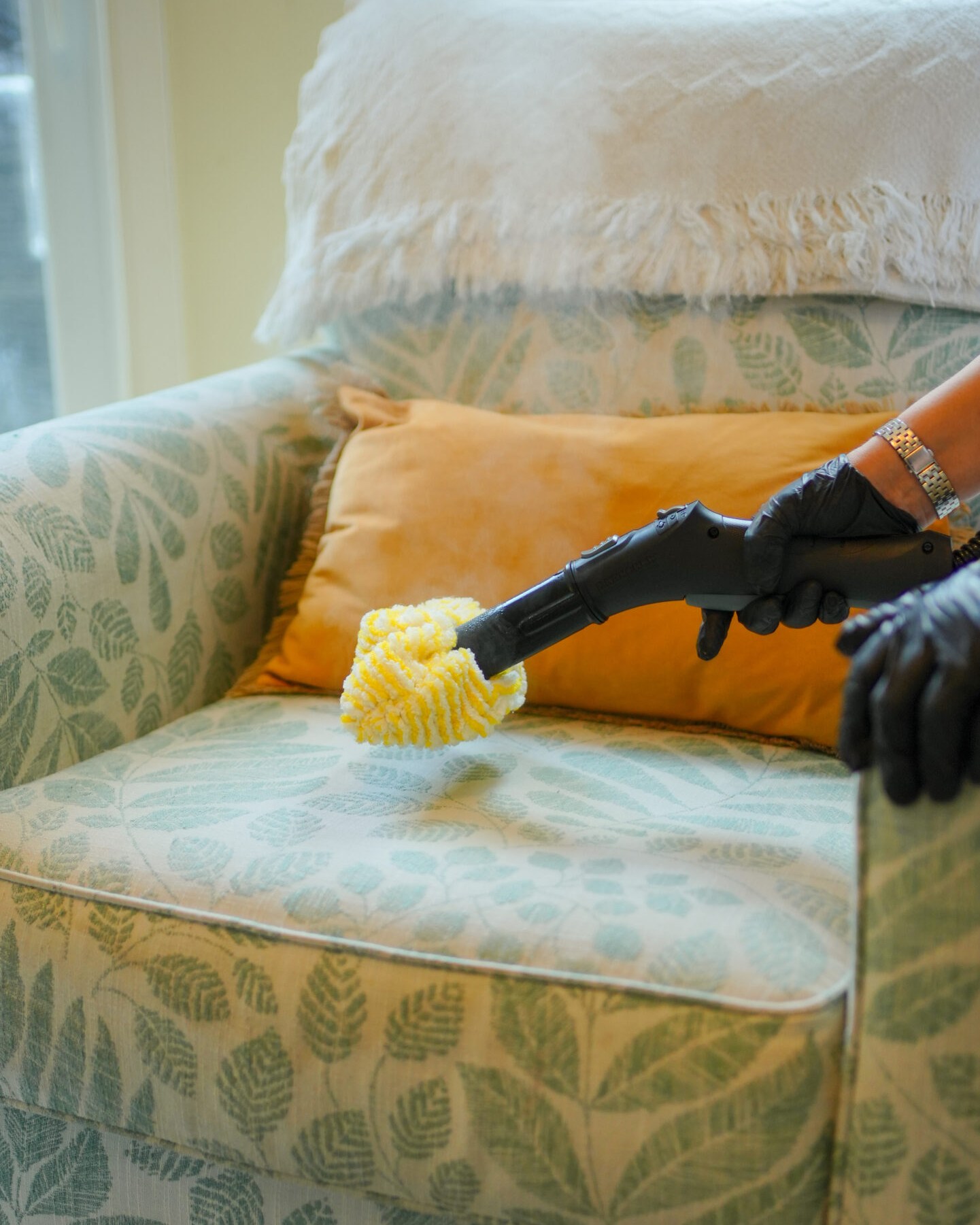 Limpieza a vapor de un sillón