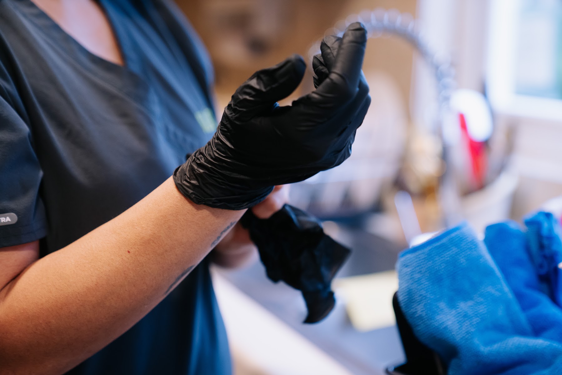 Profesional KLÁZA poniéndose guantes antes de usar productos profesionales
